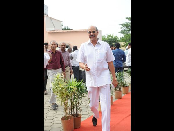 సన్నిహితులంతా..