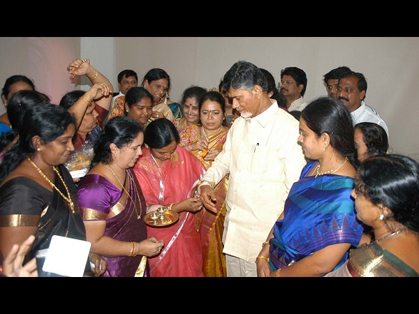 బాబుకు రాఖీ 