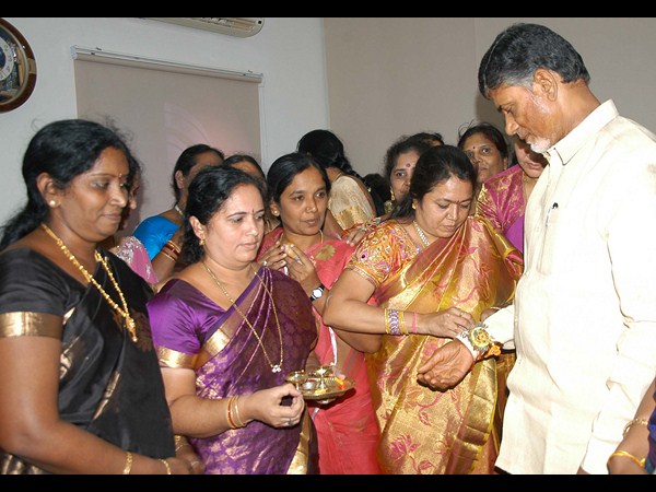 బాబుకు రాఖీ 