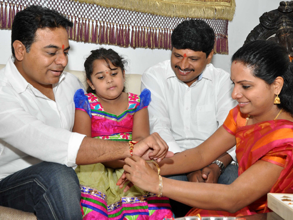 కెటి రామారావుకి రాఖీ కడుతున్న కవిత