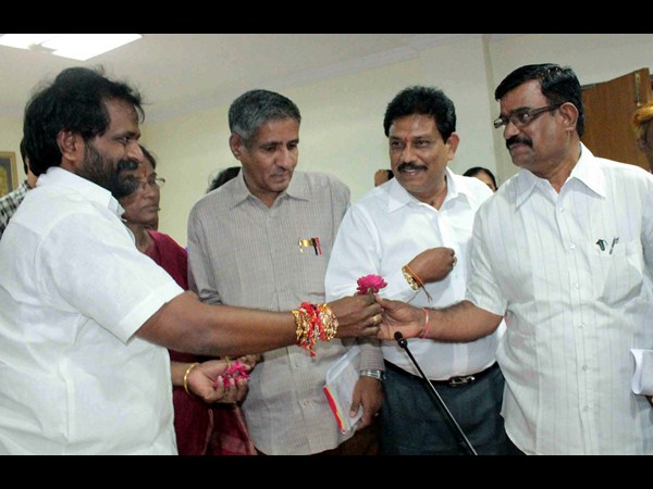 ఆంధ్ర ఉద్యోగులకు రోజా పువ్వు