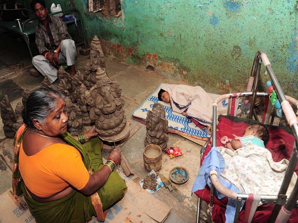 ఉచితంగా విగ్రహాల పంపిణీ ఉచితంగా విగ్రహాల పంపిణీ