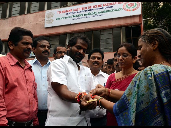 టిఎన్జీవో నేతకు సీమాంధ్ర ఉద్యోగుల రాఖీ
