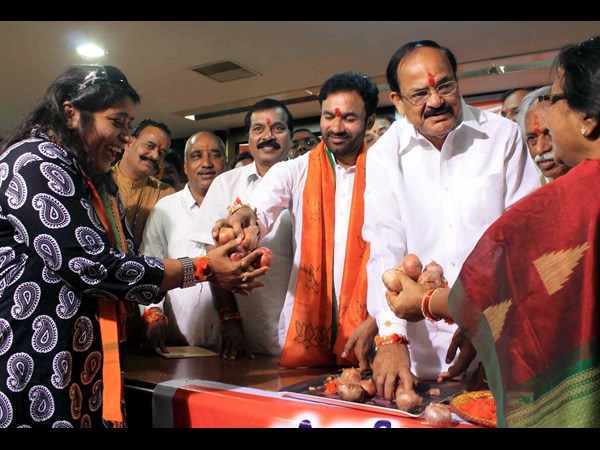 రాఖీ కడితే ఉల్లి