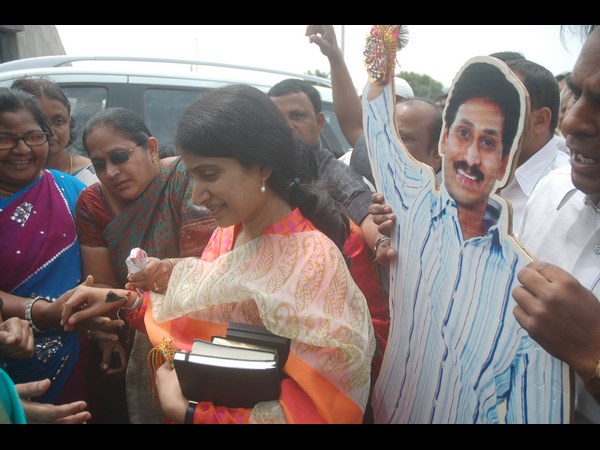 జైలు వద్ద భారతికి రాఖీ