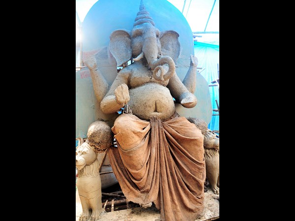 గడ్డితో ఇలా పోత.. గడ్డితో ఇలా పోత..