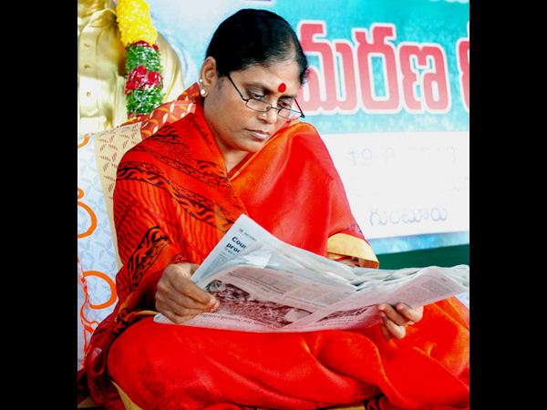 పత్రిక చదువుతున్న విజయమ్మ