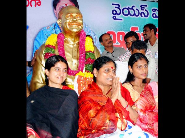 దీక్షలో భారతి, షర్మిల