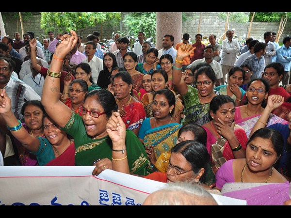 తెలంగాణ ఉద్యోగుల నినాదాలు