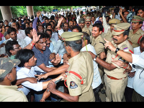 పోలీసుల ప్రయత్నం