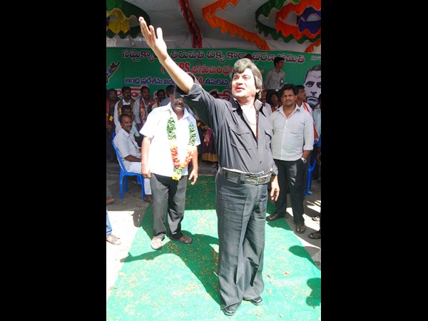 ఎన్టీఆర్ వేషధారి..