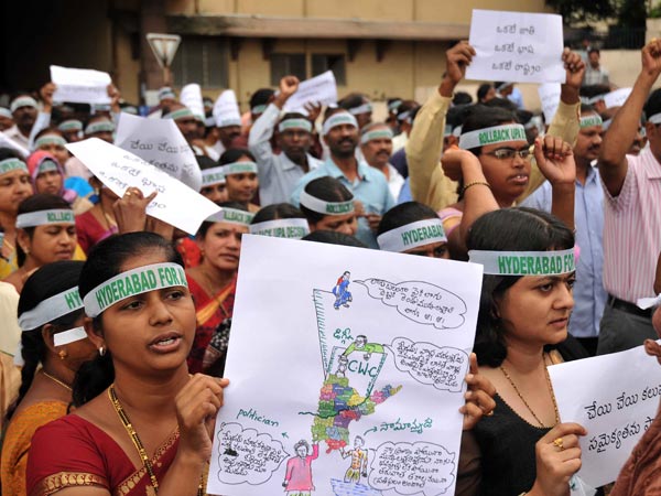 సచివాలయంలో సీమాంధ్ర ఉద్యోగుల నిరసన