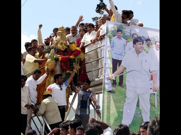 ఎంపీ కొరడాతో కొట్టుకుంటున్న దృశ్యం