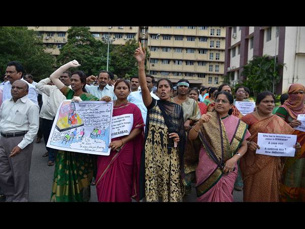 వదిలేది లేదంటూ నినాదాలు..