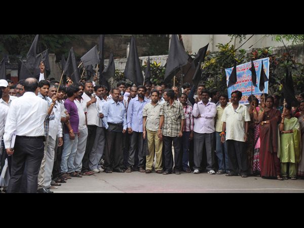 నల్లజెండాలతో తెలంగాణ ఉద్యోగులు