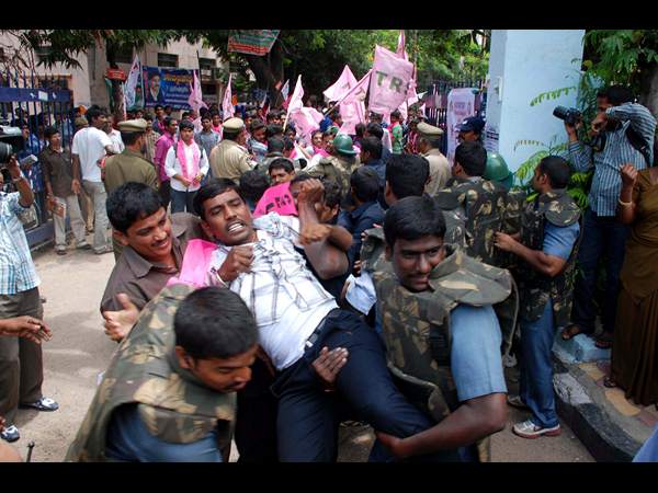 నిజాం కళాశాల వద్ద నినాదాలు...