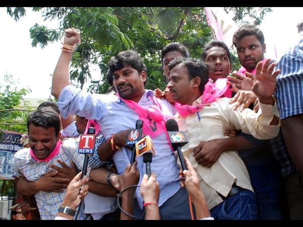 విద్యార్థుల అరెస్టు..