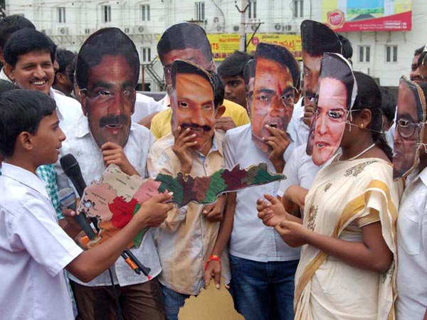 వినూత్న నిరసన..