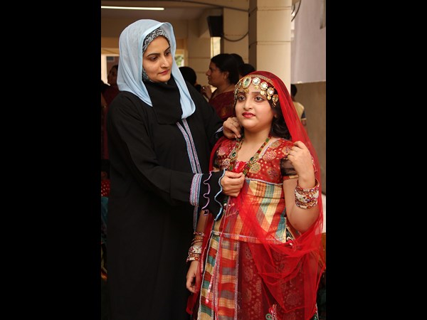 గోపికను సర్దుతూ...