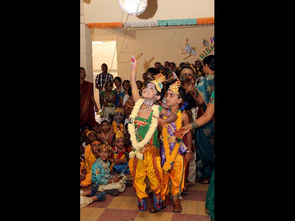 ఉట్టికొడుతూ..