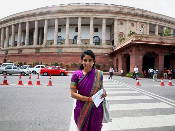 పార్లమెంటు వద్ద రమ్య 