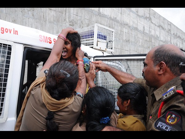 అదుపులో ఆందోళనకారులు..