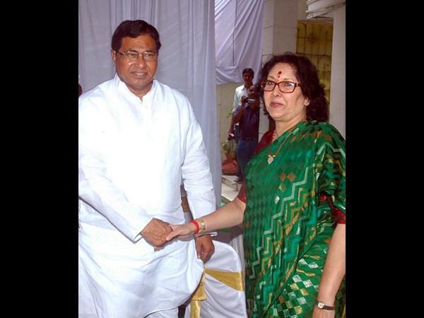 జానాతో గీతారెడ్డి కరచాలనం..