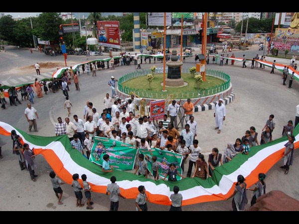 త్రివర్ణ పతాకతో..