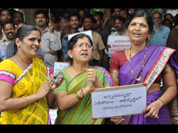 విడిపోదామని నినాదాలు