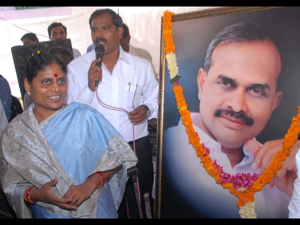 వైయస్ చిత్రానికి పూలమాల