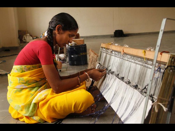 మగ్గం మీద మహిళ చేనేత