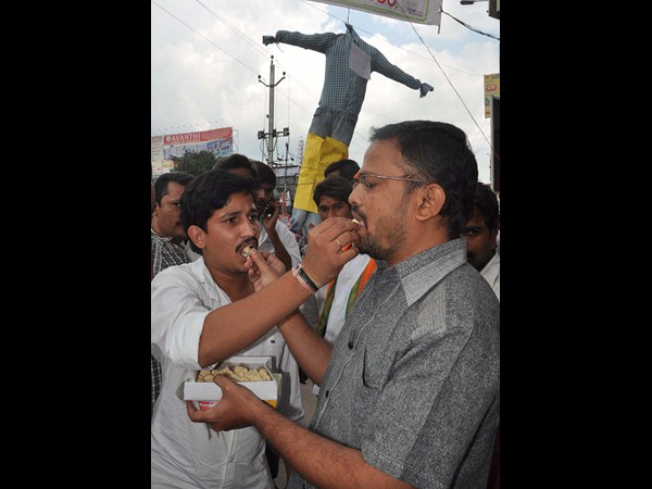 స్వీట్లు తినిపించుకున్నారు..