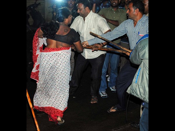 అడ్డుకుంటున్న పోలీసులు