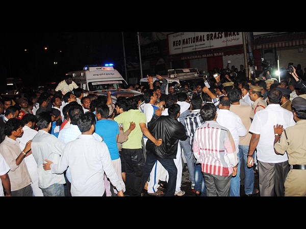 పోలీసులు - కార్యకర్తలు