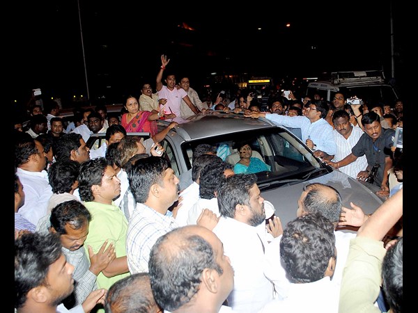 విజయమ్మ వాహనం