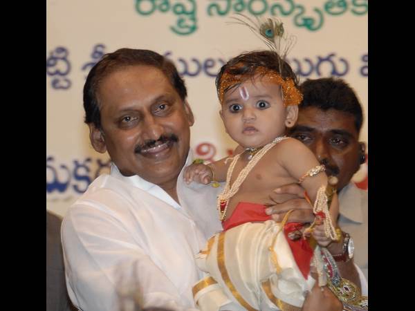 చిన్ని కృష్ణుడితో కిరణ్