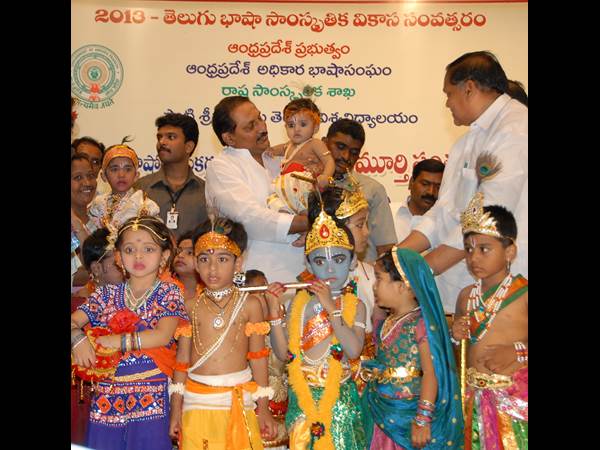 చిన్నికృష్ణుడిని ఎత్తుకున్న కిరణ్