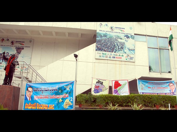 ఎపి భవన్ వద్ద బ్యానర్ 1