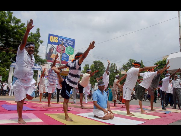 ఆసనాలతో నిరసన