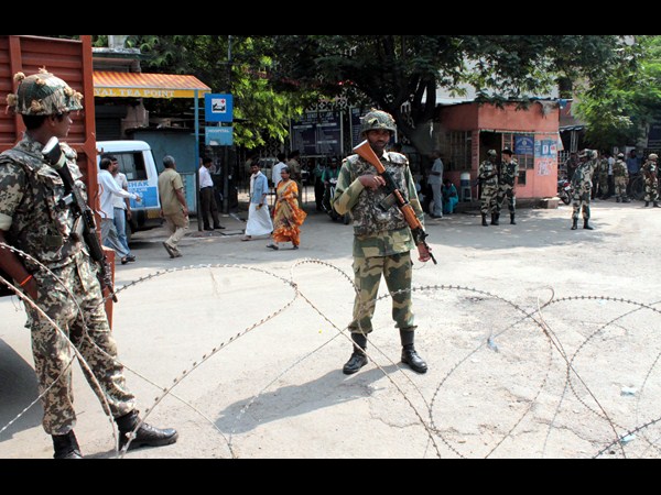 ముళ్లకంచెలతో అడ్డంకులు