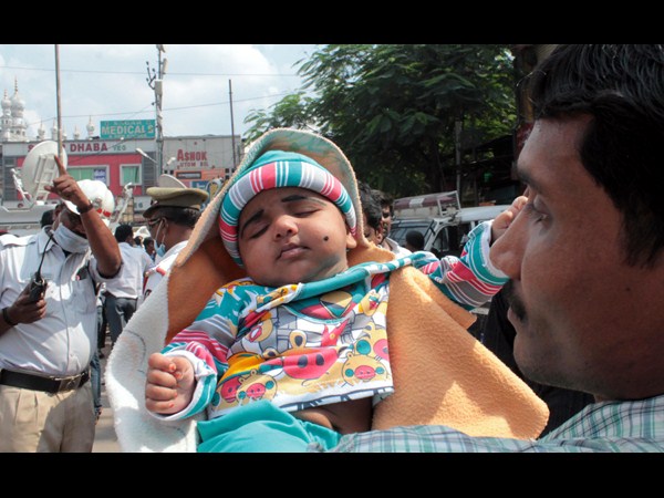 పసిపాపతో వ్యక్తి...