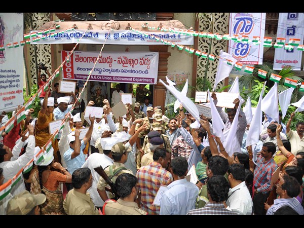 ఎదురుపడి నినాదాలు..