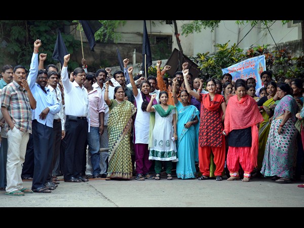 మహిళా ఉద్యోగులు కూడా..