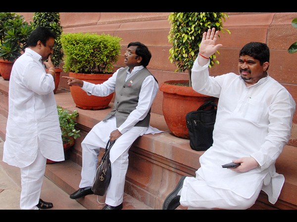 ఢిల్లీలో కాంగ్రెసు టీ నేతలు..