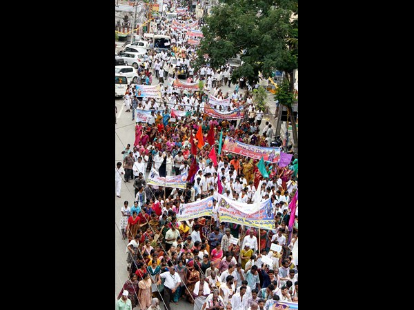 బారులు తీరిన టిటిడి ఉద్యోగులు