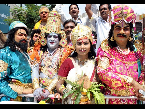 దేవుళ్లూ దిగివచ్చారు..