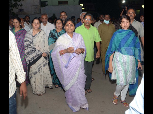 భారతి, విజయమ్మ చక్కర్లు