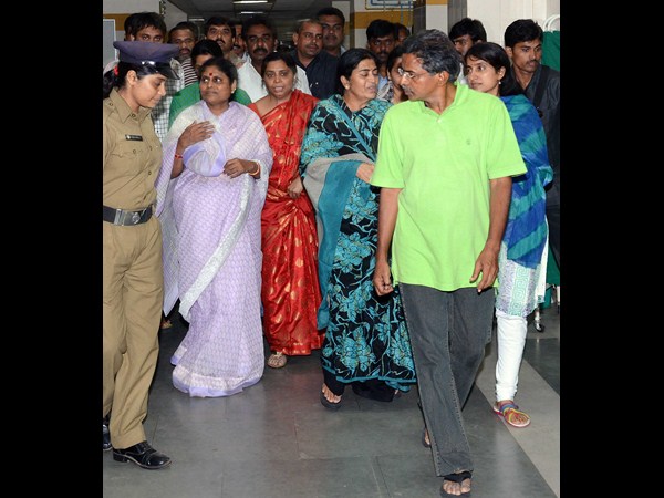 విజయమ్మ, భారతి తిప్పలు..