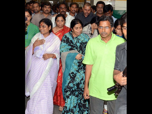 నిమ్స్‌కు భారతి, విజయమ్మ