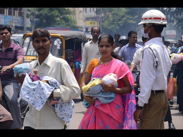 పిల్లలతో తల్లులు ఇలా..